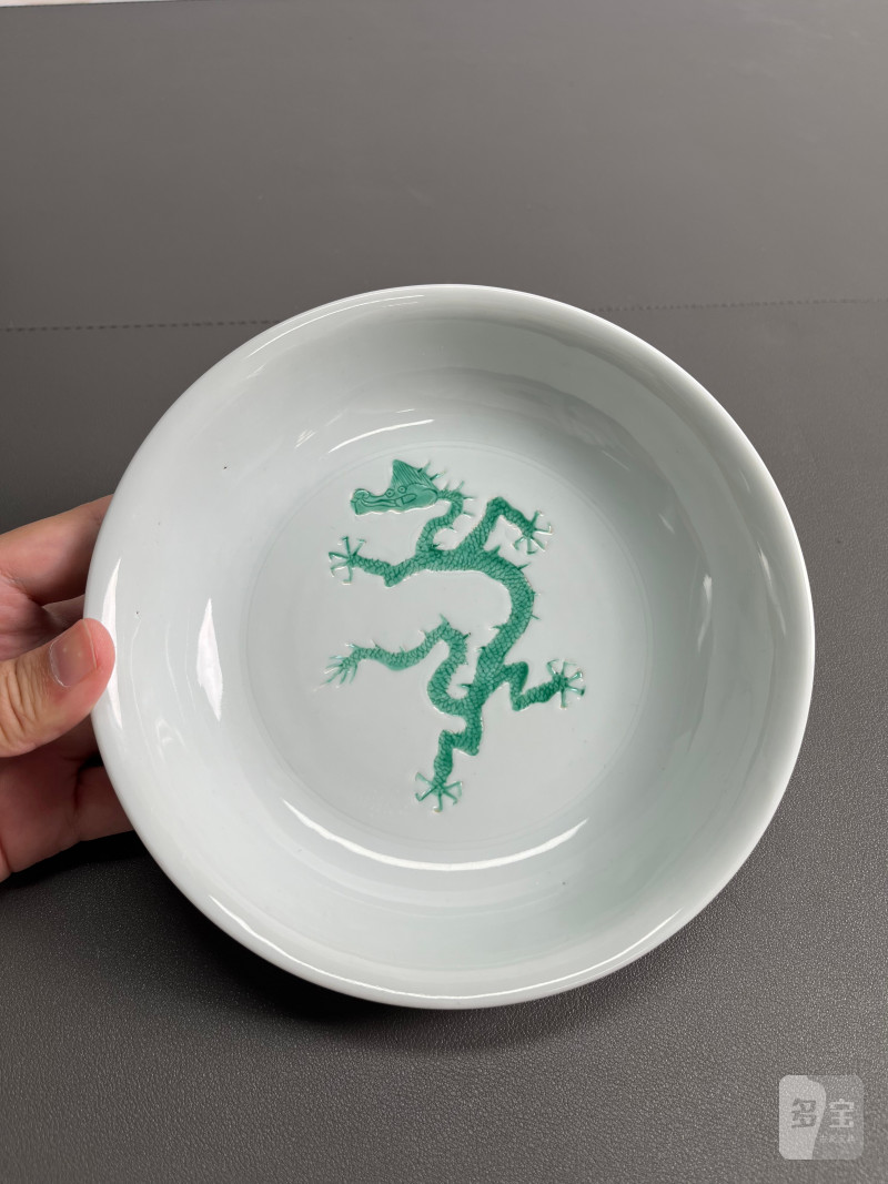 清康熙  白釉暗刻绿彩龙纹盘 - 图8